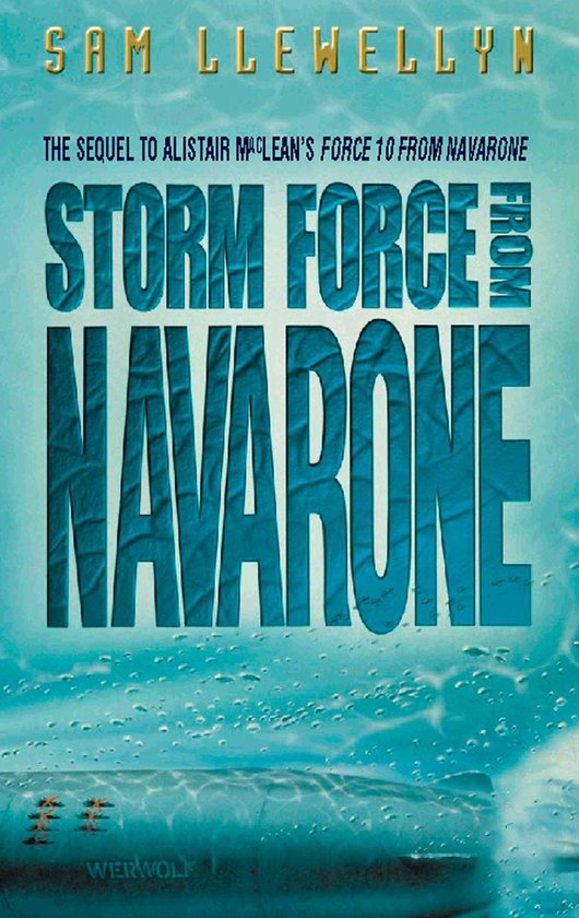 Boekomslag van Storm Force from Navarone door Sam Llewellyn. De titel is in grote, blauwe, verweerde letters boven een onderwaterfoto van een onderzeeër.