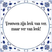 Tegeltje met Spreuk (Tegeltjeswijsheid): Vrouwen zijn leuk van ver, maar ver van leuk! + Kado verpakking & Plakhanger