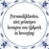 Tegeltje met Spreuk (Tegeltjeswijsheid): Persoonlijkheden, niet principes brengen een tijdperk in beweging + Kado verpakking & Plakhanger