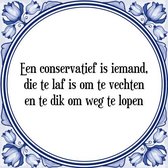 Tegeltje met Spreuk (Tegeltjeswijsheid): Een conservatief is iemand, die te laf is om te vechten en te dik om weg te lopen + Kado verpakking & Plakhanger