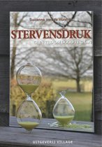 Twee zandlopers met geel zand, waarvan één omgevallen. Bomen op de achtergrond. Titel: STERVENSDUK.