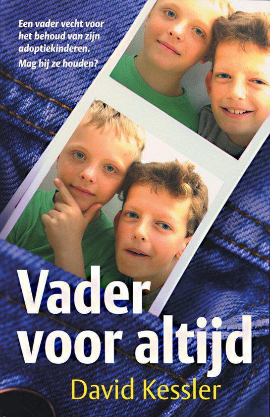 Boek 'Vader voor altijd' met afbeeldingen van drie lachende jongens, een boekomslag met tekst in het Nederlands.