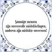 Tegeltje met Spreuk (Tegeltjeswijsheid): Sommige mensen zijn succesvolle mislukkelingen, anderen zijn mislukte successen! + Kado verpakking & Plakhanger