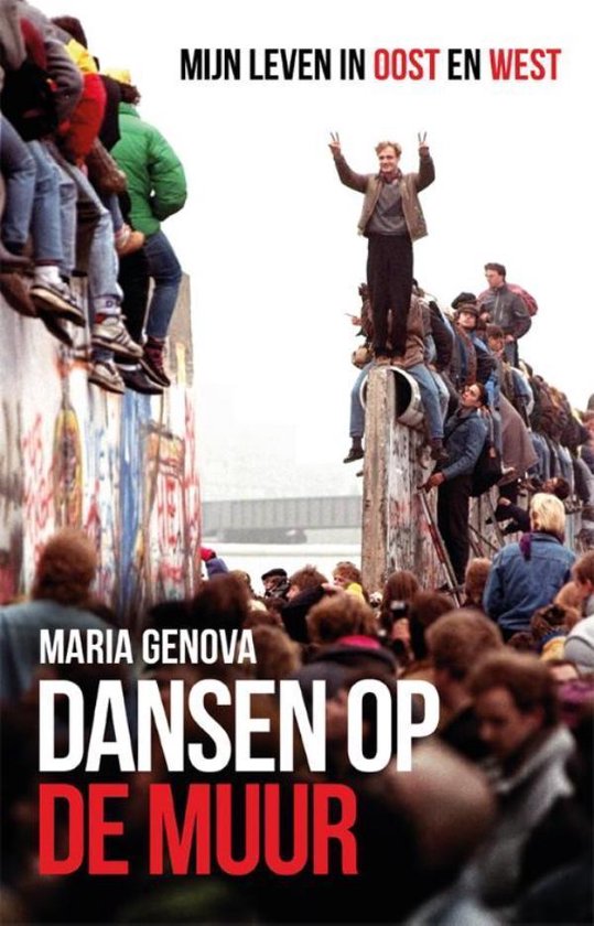 Boekomslag 'Dansen op de Muur' met mensen die op de Berlijnse Muur klimmen.