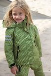 Jong meisje met blonde haren, lachend, met een groene jas met sterrenprint.
