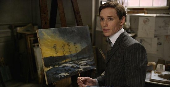 Een man in een gestreept pak staat voor een ezel en houdt een schildersezel vast met een landschapsschilderij.