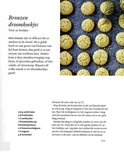 Gouden droomkoekjes uitgespreid op een bakplaat.