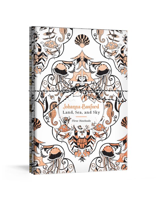 Carnets avec design Johanna Basford Terre, Mer et Ciel. Avec des tortues, hippocampes, méduses et crabes en orange et noir sur fond blanc.
