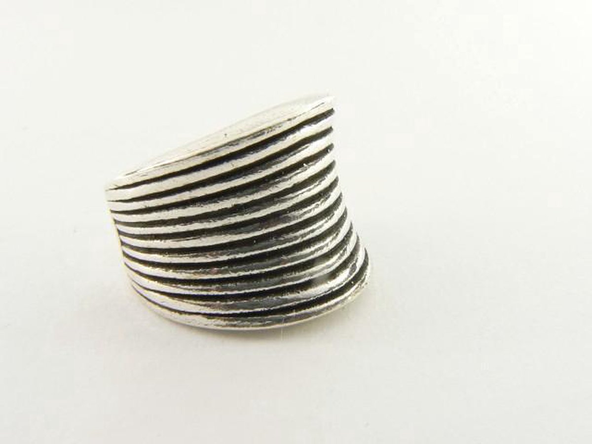 Zilveren ring met ribbelpatroon - maat 17