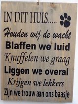 Tekstbord steigerhout in dit huis wij hond