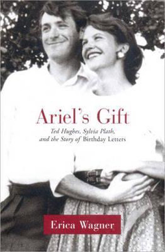 Livre "Ariel's Gift" par Erica Wagner sur Ted Hughes, Sylvia Plath et l'histoire de Birthday Letters. Une photo noir et blanc d'un couple souriant.