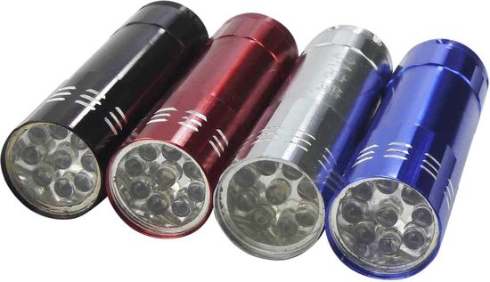 Vier zaklampen van aluminium in het zwart, rood, zilver en blauw, met 9 LED's per stuk.