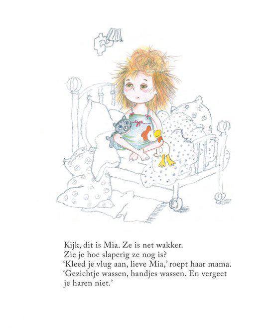 Een jong meisje met warrig blond haar zit in bed met knuffels, moeder roept.