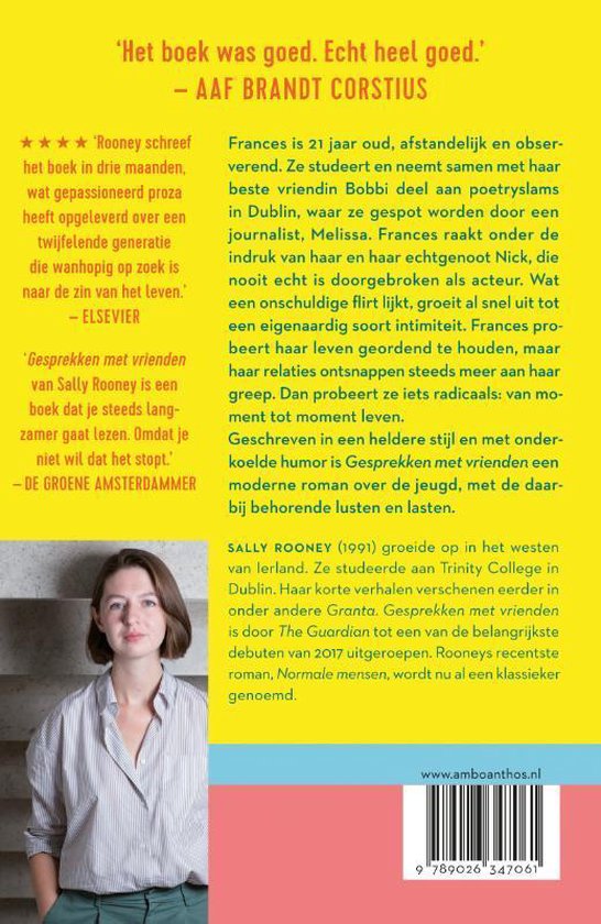 Achterkant van het boek 'Gesprekken met vrienden' met een quote van Aaf Brandt Corstius en een foto van Sally Rooney.
