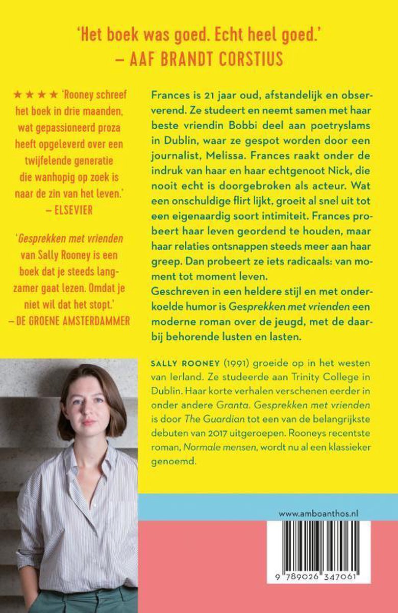 Achterkant van het boek 'Gesprekken met vrienden' met een quote van Aaf Brandt Corstius en een foto van Sally Rooney.
