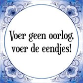 Tegeltje met Spreuk (Tegeltjeswijsheid): Voer geen oorlog, voer de eendjes! + Kado verpakking & Plakhanger