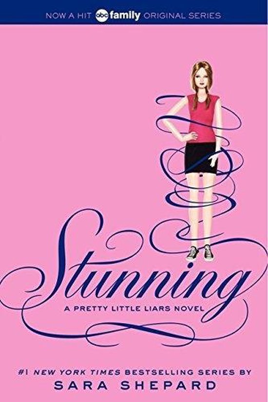 Boekcover 'Stunning', een Pretty Little Liars roman, met een gestileerde vrouw in roze top en zwarte rok. #1 New York Times bestseller.