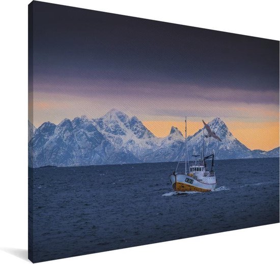 Un bateau de pêche avec des montagnes en arrière-plan Toile 30x20 cm - petit - Tirage photo sur toile (Décoration murale salon / chambre)