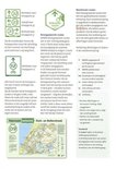 Verkeersborden en een kaart van een fietsroute netwerk.