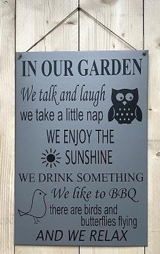 Zinken tekstbord in our garden - grijs - 40x60 cm. - tuin