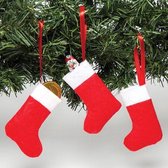 Kleine vilten kerstsokken om op te hangen en te vullen met traktaties. Set hangende kerstdecoratie (8 stuks)