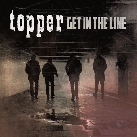 Albumcover 'topper GET IN THE LINE' met vier figuren die door een tunnel lopen.