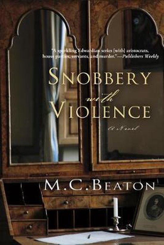 Boekomslag van "Snobbery with Violence" door M.C. Beaton. De titel staat in gouden letters op een crème achtergrond, met een citaat van Publishers Weekly.