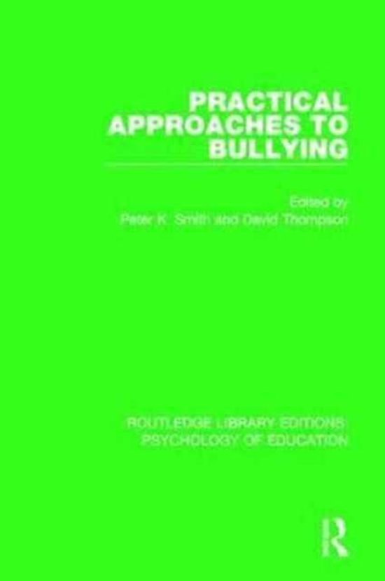 Boek 'Practical Approaches to Bullying' op een felgroene achtergrond. Bewerkt door Peter K. Smith en David Thompson.