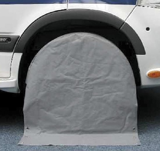 Grijze wielbeschermer voor camperband, om de band te beschermen tegen vuil en zonlicht.