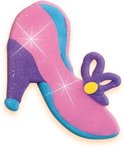 Een roze glitterklei prinsessenschoen met paarse en blauwe accenten. Een paarse strik met geel hartje als versiering.