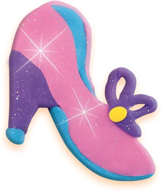 Een roze glitterklei prinsessenschoen met paarse en blauwe accenten. Een paarse strik met geel hartje als versiering.