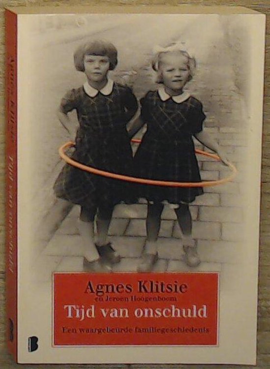 Tijd van onschuld: twee meisjes in donkere jurkjes en met hoepel
