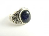 Bewerkte zilveren ring met blauwe zonnesteen - maat 17