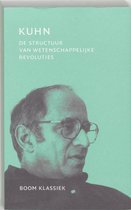 Boekcover van 'De structuur van wetenschappelijke revoluties' door Kuhn, met een portret van een man met bril op een turquoise achtergrond.