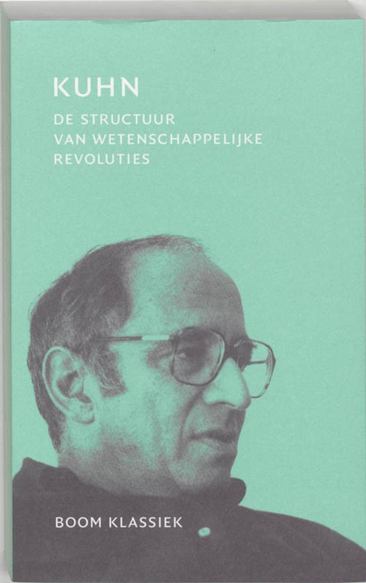 Boekcover van 'De structuur van wetenschappelijke revoluties' door Kuhn, met een portret van een man met bril op een turquoise achtergrond.