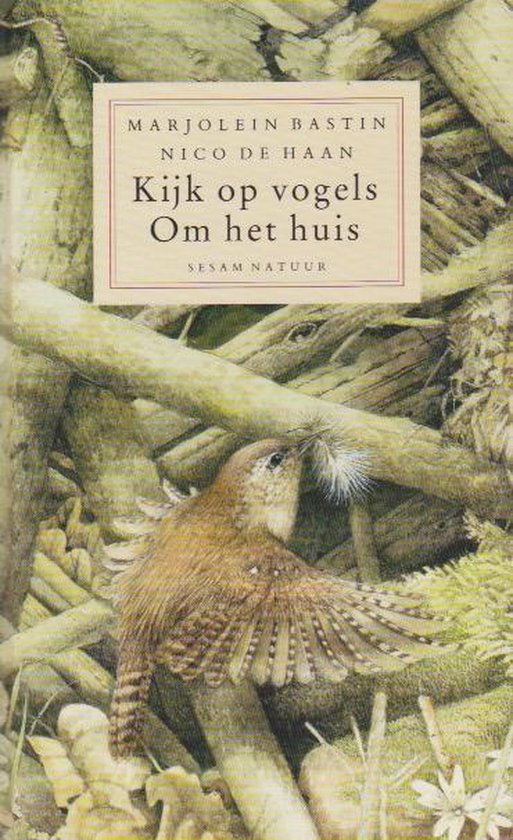 Boek kaft van 'Kijk op vogels om het huis'. Een winterkoninkje vliegt met veren in zijn snavel, met takken en mos op de achtergrond.