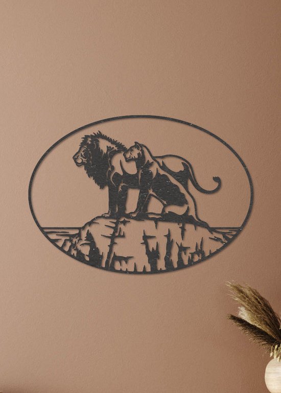 Zwart metalen wanddecoratie van een leeuwenkoppel, een leeuw en een leeuwin, op een rots.