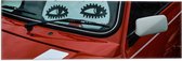 WallClassics - Vlag - Tekening op Rode Auto - 60x20 cm Foto op Polyester Vlag