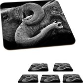 Onderzetters voor glazen - Omhelzing olifanten op zwarte achtergrond in zwart-wit - 10x10 cm - Glasonderzetters - 6 stuks