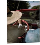 WallClassics - Dibond - Oud Koppel in Cabrio - 75x100 cm Foto op Aluminium (Met Ophangsysteem)