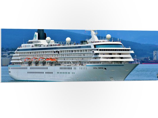 WallClassics - PVC Schuimplaat - Cruiseschip wegvarend van Bergen - 120x40 cm Foto op PVC Schuimplaat (Met Ophangsysteem)