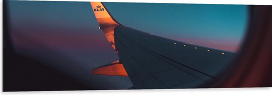 WallClassics - Dibond - Vliegtuigvleugel tegen de Nacht - 150x50 cm Foto op Aluminium (Met Ophangsysteem)