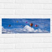 WallClassics - Muursticker - Gropeje Luchtballonnen bij Witte Wolken - 60x20 cm Foto op Muursticker
