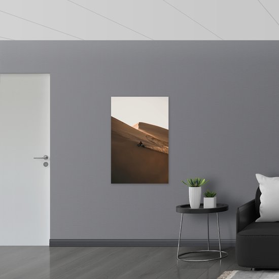 WallClassics - Feuille de mousse PVC - Pilote de motocross avec drapeau Oranje sur une Berg dans le désert - 70x105 cm Photo sur feuille de mousse PVC