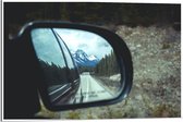 WallClassics - Dibond - Uitzicht op Sneeuwberg in Autospiegel - 90x60 cm Foto op Aluminium (Met Ophangsysteem)