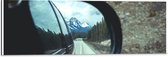 WallClassics - Dibond - Uitzicht op Sneeuwberg in Autospiegel - 90x30 cm Foto op Aluminium (Wanddecoratie van metaal)