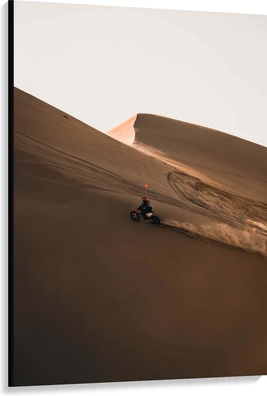 WallClassics - Canvas  - Motorcrosser met Oranje Vlag op Berg in Woestijn - 100x150 cm Foto op Canvas Schilderij (Wanddecoratie op Canvas)