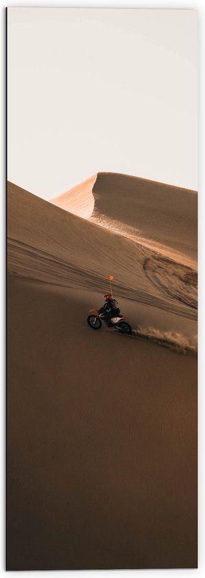 WallClassics - Dibond - Motorcrosser met Oranje Vlag op Berg in Woestijn - 50x150 cm Foto op Aluminium (Met Ophangsysteem)