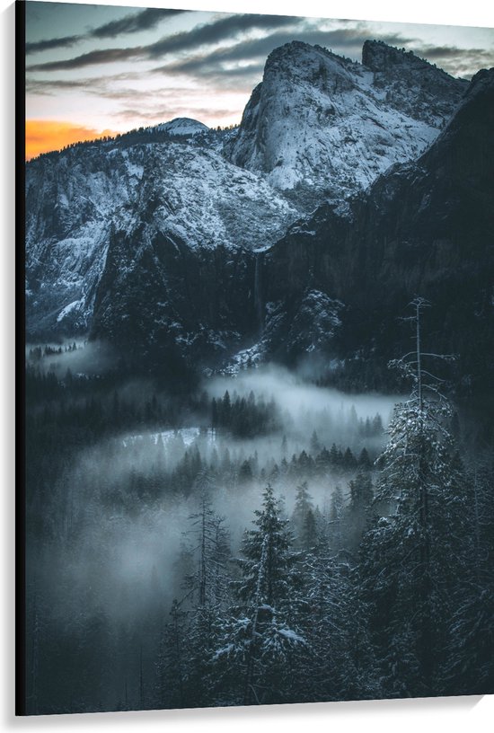 WallClassics - Canvas  - Hoge Bergen boven de Bomen uit - 100x150 cm Foto op Canvas Schilderij (Wanddecoratie op Canvas)