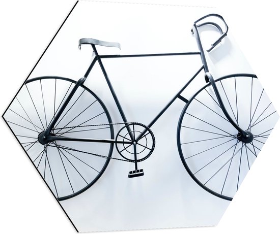 WallClassics - Dibond Hexagon - Wielrenfiets tegen Witte Muur - 80x69.6 cm Foto op Hexagon (Met Ophangsysteem)